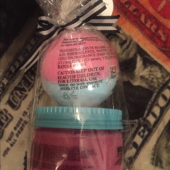 Bath Bomb 💣 &Foaming Scrub Set - Picture 3 of 5